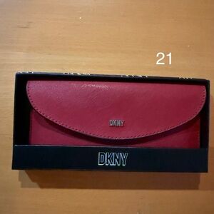DKNY Red Phoenix Flap Wallet. (21)
